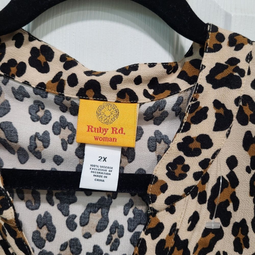 2/$30 Leopard Print Tunic Size 2X - Picture 3 of 4